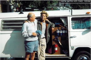 Nick Woodman con su padre y con su Volkswagen. Se la robarían mas tarde en una feria.