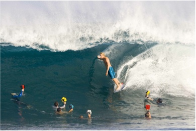 Este surfista tiene la suerte de estar en el momento y sitio oportuno y tendrá fotos desde todos los ángulos.